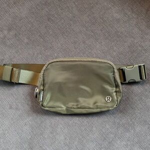 NWOT Lululemon everywhere belt bag olive green crossbody shoulder bag Fanny pack